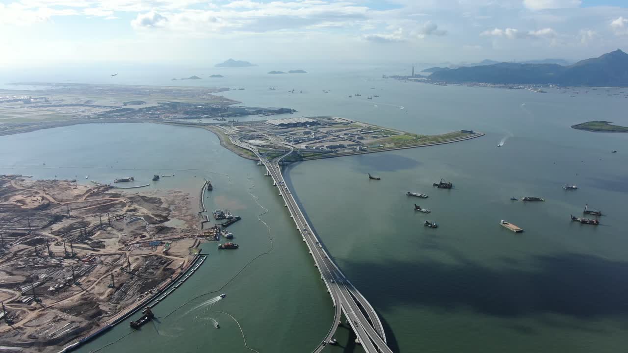 avión comercial despegando en el puente hong kong zhuhai macau en un hermoso día, vista aérea de gran angular