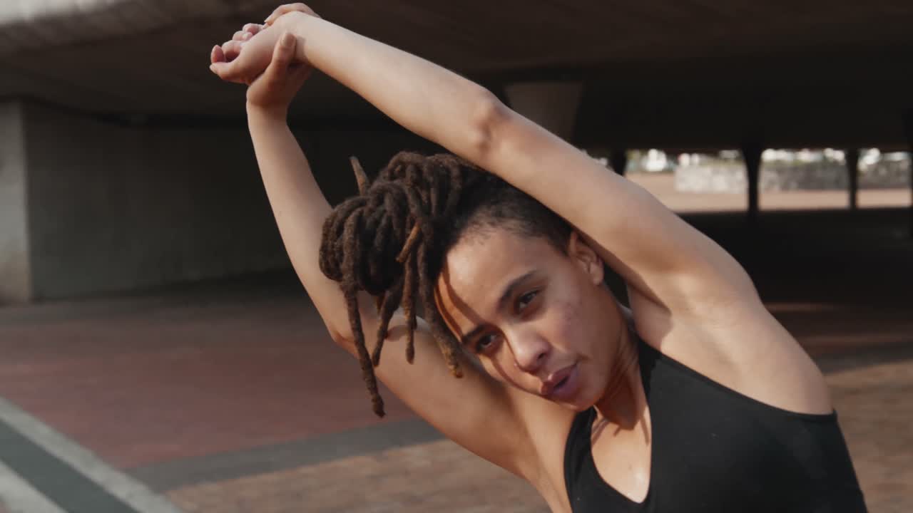 vista frontal de una joven mujer afroamericana haciendo ejercicio en la ciudad 4k