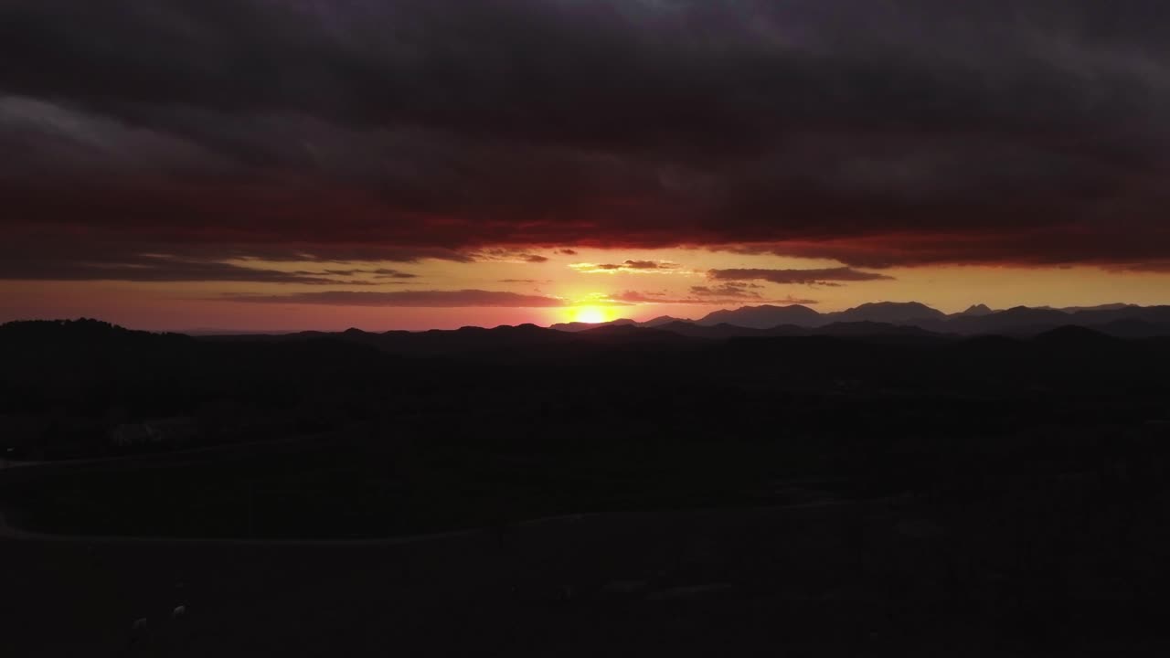 Toma aérea de una puesta de sol en España.
