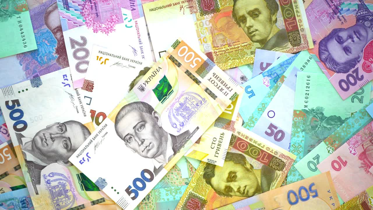 우크라이나의 hryvnia 화폐는 테이블 위에 회전하고 있습니다. 다양한 명목의 많은 hryvnya 화폐 지폐. 우크라이나 국립 은행 (nbu).