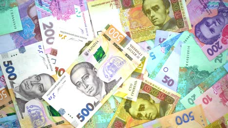 el dinero de la hryvnia ucraniana está girando sobre la mesa. muchos billetes de moneda de la hrywnia de varias denominaciones. banco nacional de ucrania (nbu). vista superior. primer plano