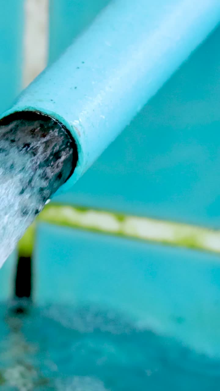 Flusso d'acqua continuo in una piscina piastrellata
