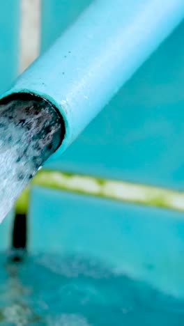 flujo continuo de agua en una piscina de azulejos