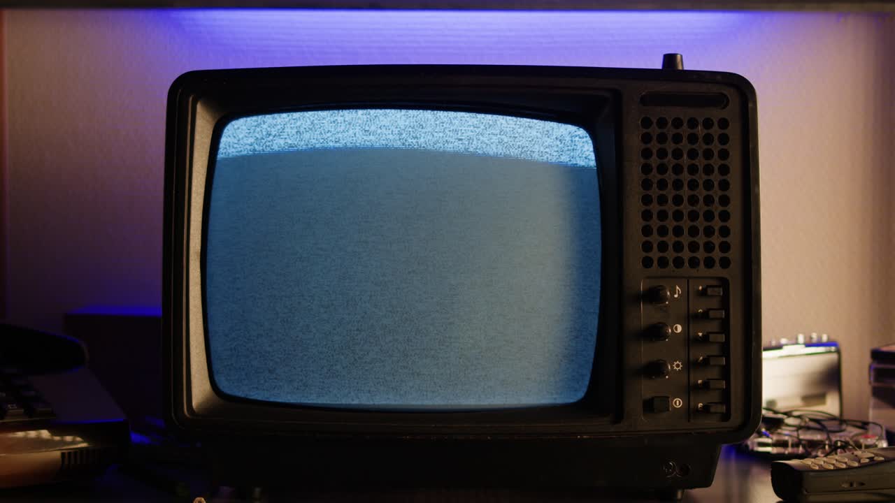 Una TV retrò che mostra la neve, creando un'atmosfera vintage nostalgica con tonalità blu e verdi