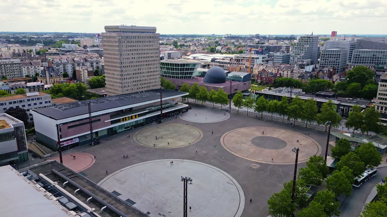 vista aérea de una plaza de la ciudad de lieja, bélgica