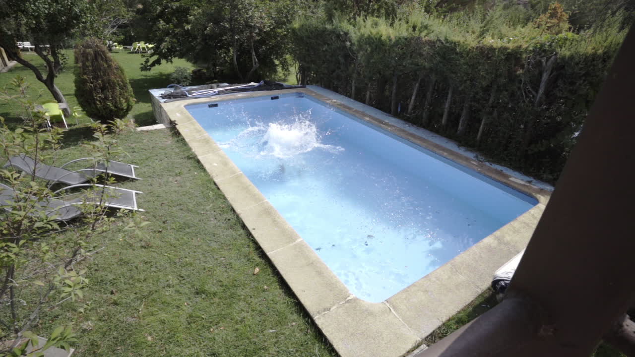 Frit springende ned i en feriehotelpool i episk slow motion