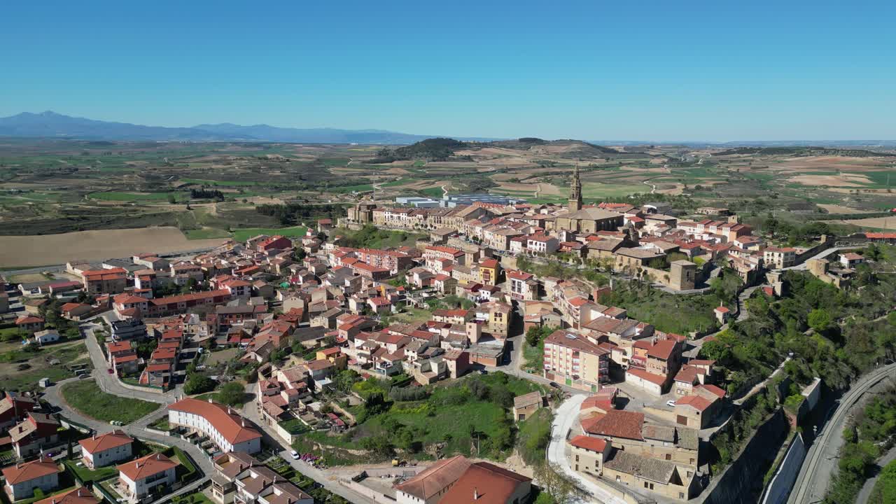 hermoso pueblo de briones en la rioja, norte de españa - pedestal aéreo de 4k