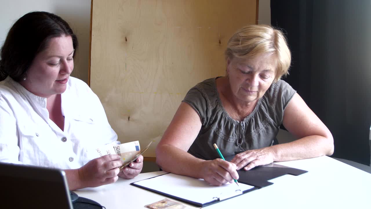 dos mujeres componen el presupuesto familiar