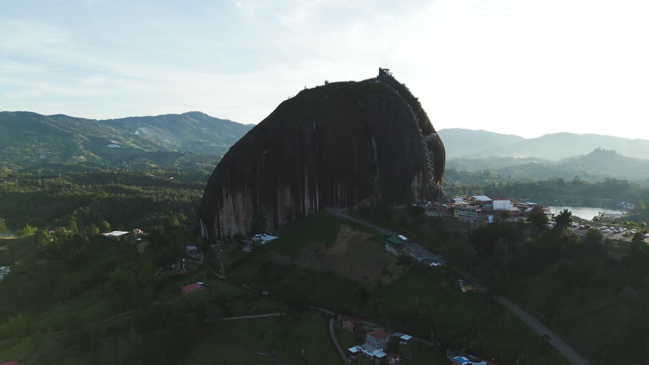 la impresionante órbita aérea de el penón de guatape al atardecer en colombia