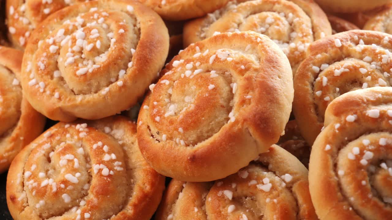 신선하게 구운 집에서 만든 간장 롤