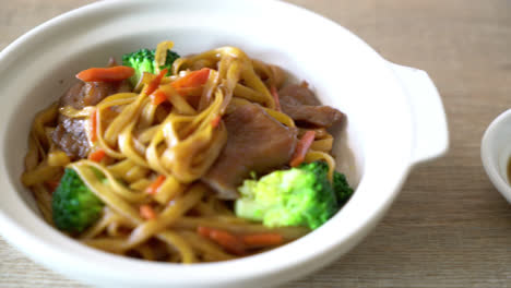 fideos salteados con carne de cerdo - estilo asiático