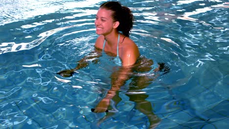 Mujer-En-Forma-Haciendo-Aeróbic-Acuático-En-La-Piscina.