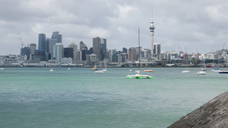 Vistas-Del-Puerto-De-La-Ciudad-De-Auckland-Timelapse-Del-Distrito-Comercial-Del-Centro-Con-Barcos-En-El-Agua