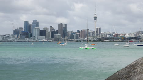 auckland timelapse ciudad puerto vistas del centro del distrito de negocios con barcos en el agua