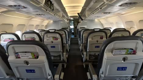 por la isla dentro del avión comercial en