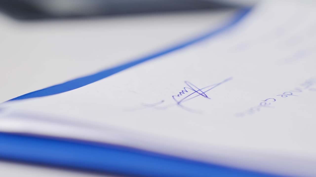 hacer un acuerdo, firmar un contrato.