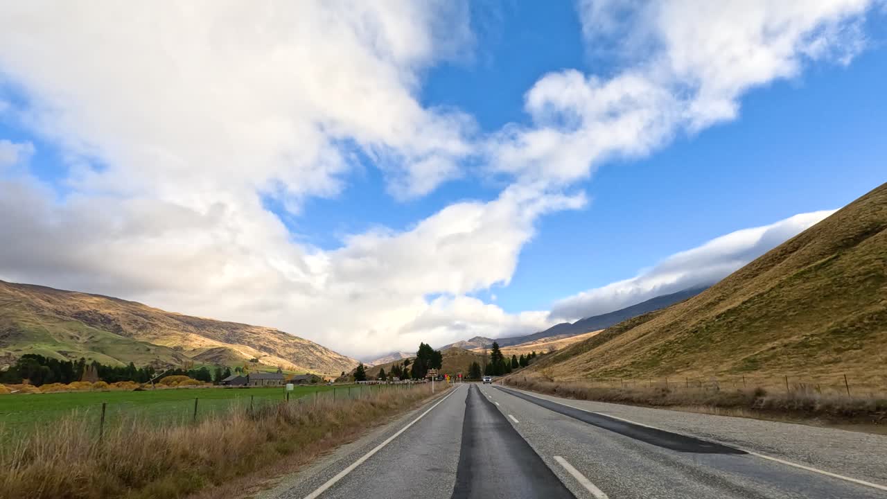 Un viaggio di 35 secondi in auto attraverso il pittoresco paesaggio di Wanaka, che mostra strade aperte, colline rigogliose e cieli vivaci