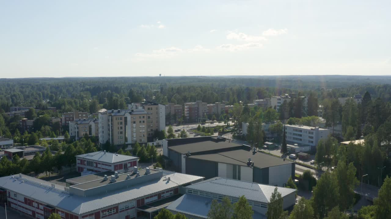 Ampia vista aerea su edifici vicino a Helsinki, Finlandia, mentre il sole splende