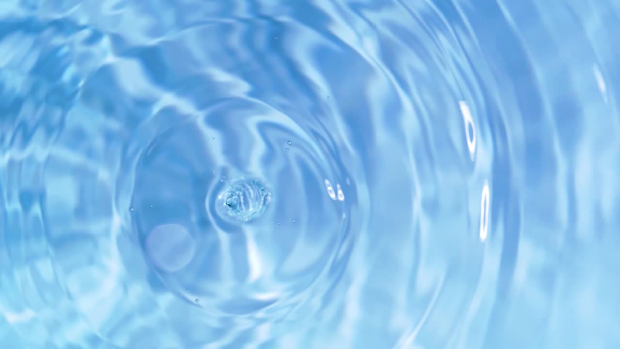 물 표면으로 떨어지는 드롭의 상위 뷰 슬로우 모션 및 흰색 배경에 분기 원