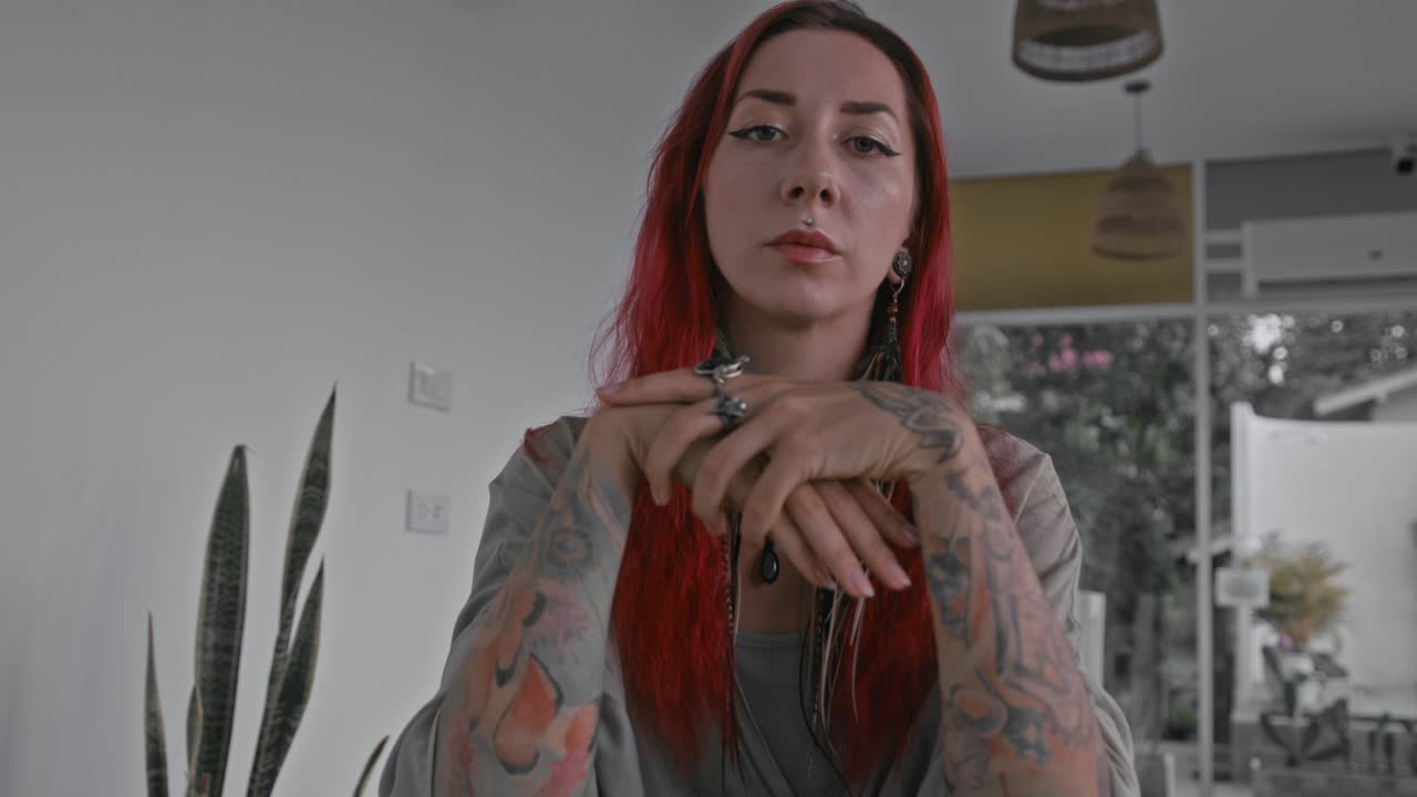 Kızıl saçlı ve dövmeli bir kadın