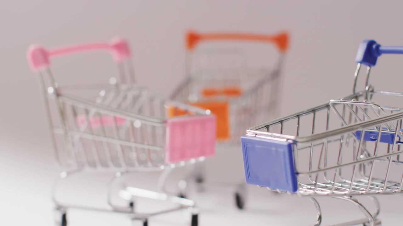 회색 배경 에 세 개 의 비어 있는 쇼핑 트롤리