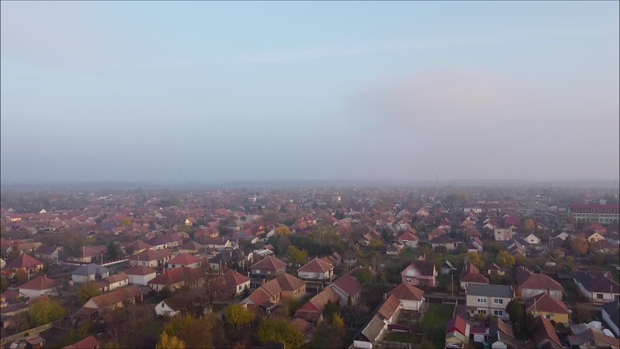 안개 낀 마을 상공을 비행하는 드론