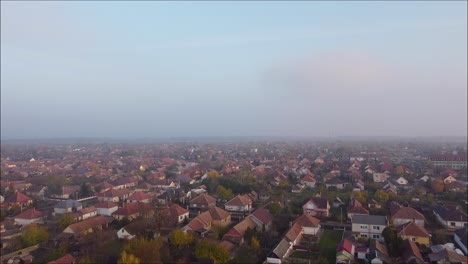 Drone-Volando-Sobre-La-Ciudad-De-Niebla