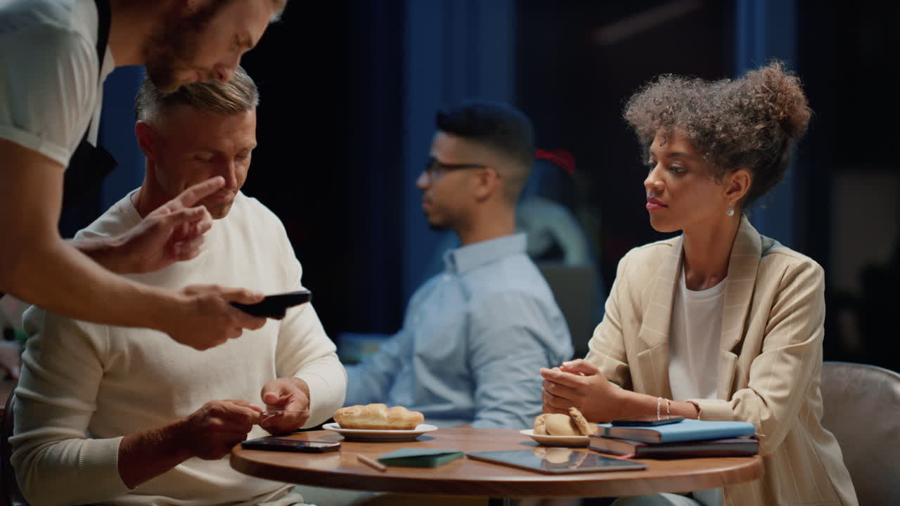 mujer de negocios y hombre de negocios teniendo una reunión. equipo hablando de planes de negocios