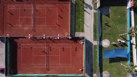 Tennis--Und-Fußballmannschaft-Spielen