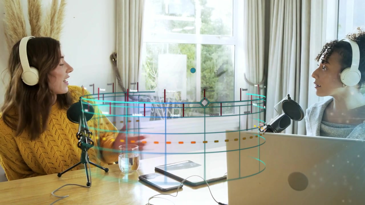 Due conduttrici che fanno podcast al portatile, parlano nei microfoni, con una spirale olografica che pulsa mentre le voci si animano.