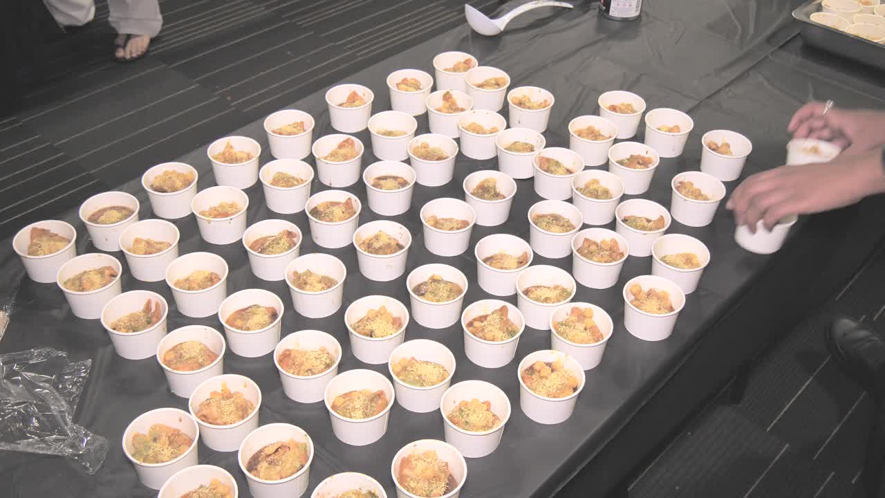 저녁 식사나 결혼 피로연에서 제공되는 맛있는 음식