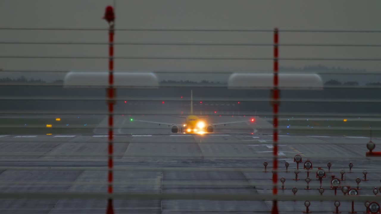 el avión despega temprano en la mañana.