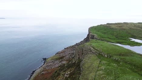 vista aérea descendente de la geográficamente prominente fair head en irlanda del norte conocida por sus impresionantes acantilados costeros y vistas panorámicas para excursionistas y escaladores a primera hora de la mañana