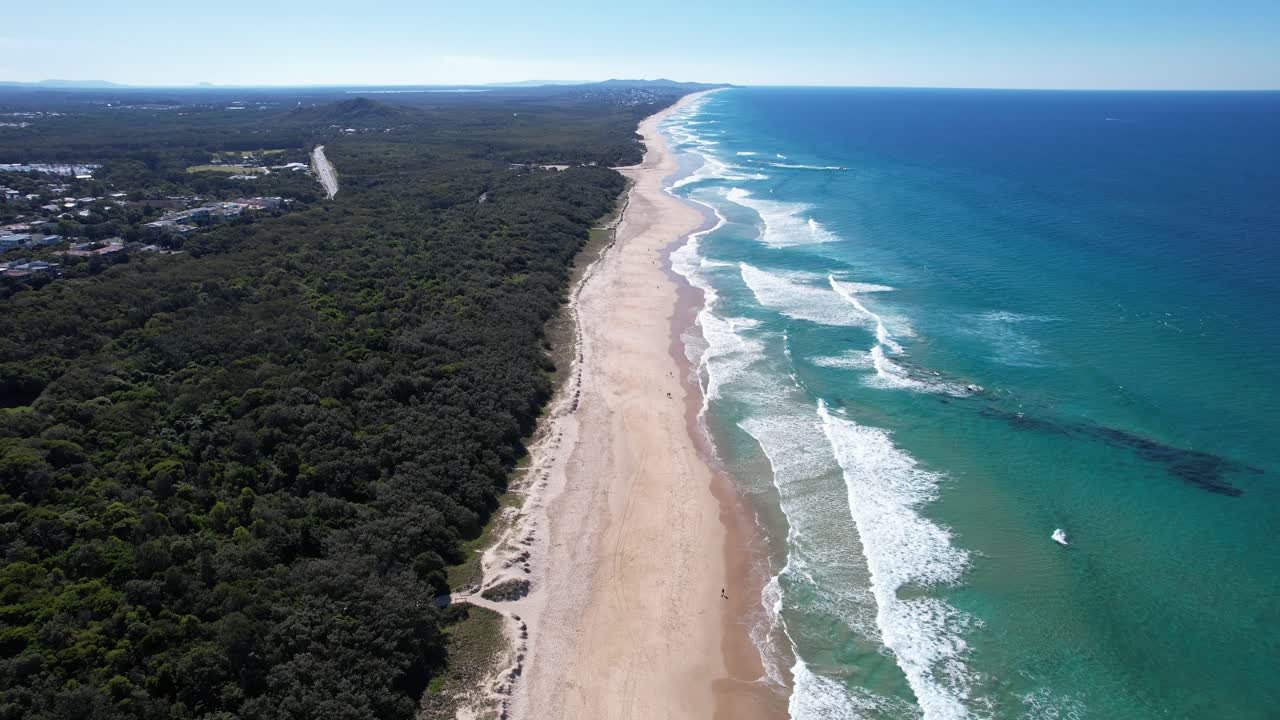 Panoramaudsigt over Coolum Beach i Queensland, Australien - dronebillede