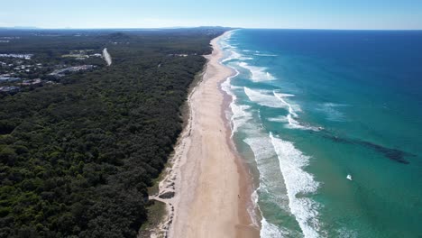 Panoramablick-über-Coolum-Beach-In-Queensland,-Australien---Drohnenaufnahme