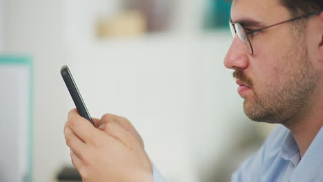 el hombre escribe mensajes y responde a los correos electrónicos