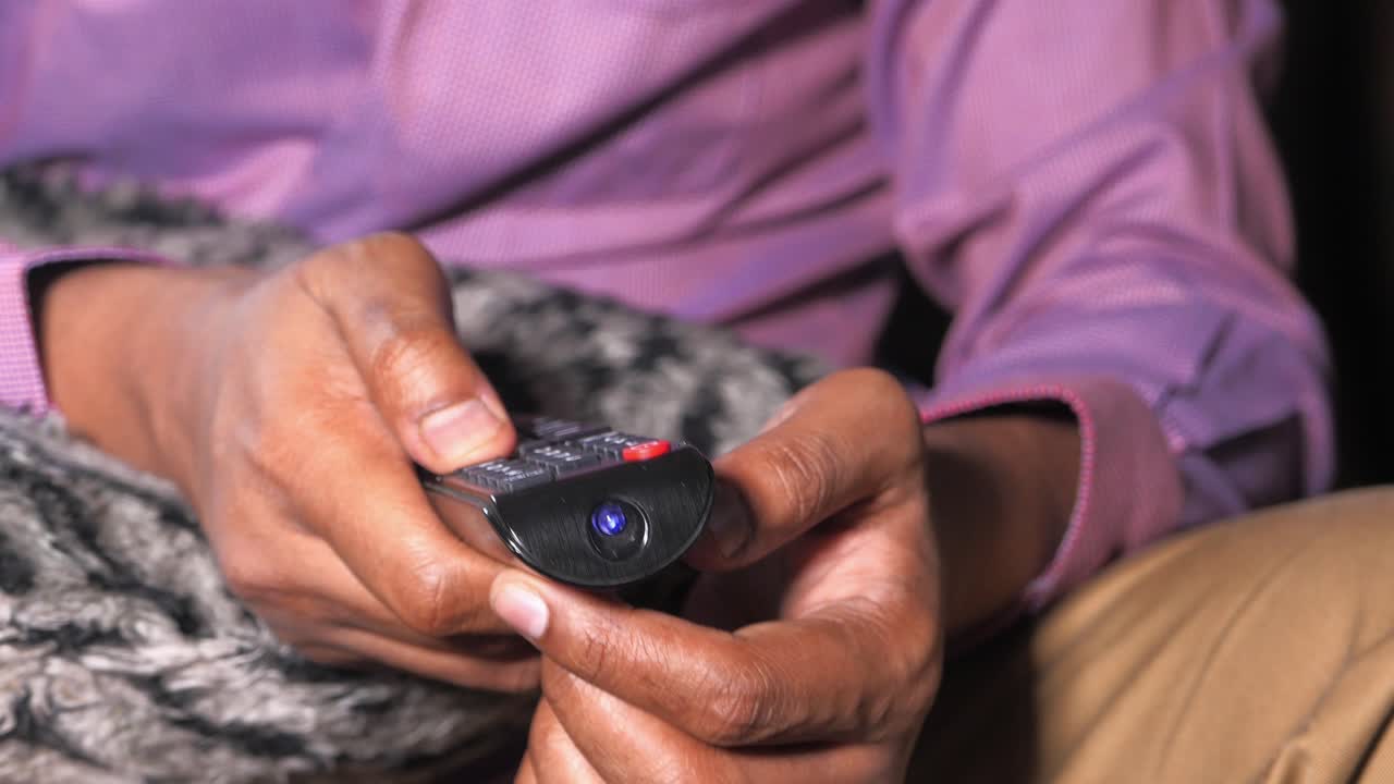 persona con un telecomando tv