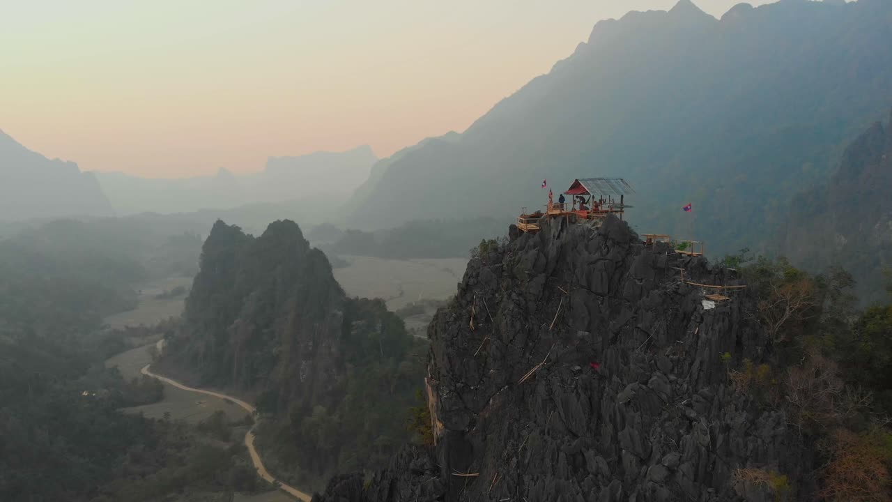 Bình minh rạng rỡ trên điểm ngắm cảnh Vang Vieng. Lào, Viêng Chăn