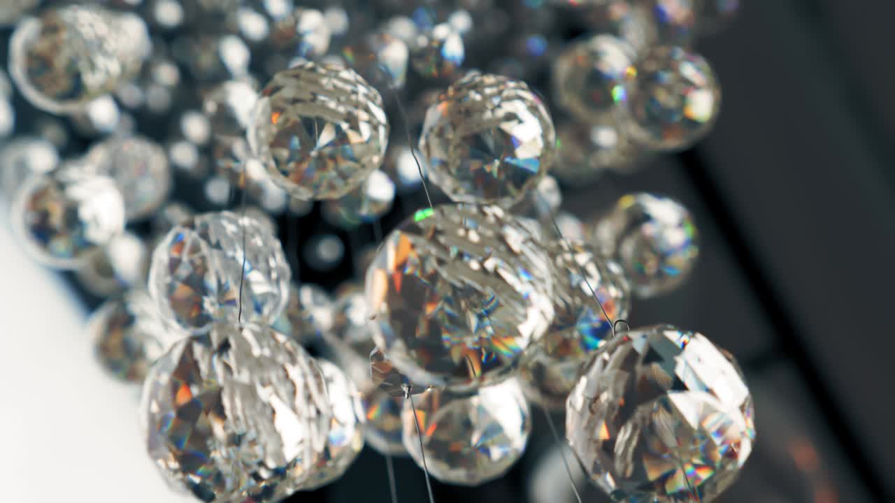 크리스탈 들리어, 반이는 크리스탈, 현대 크리스탈 장식, 클로즈업, 크리스탈 공을 매달고, 빈티지 크리스탈 램프 세부 사항, 다이아몬드, 귀한 돌, 조명