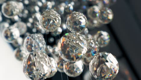 lámpara de cristal. cristales brillantes. decoración de cristal contemporáneo. primer plano. bolas de cristal colgantes, detalles de lámparas de cristal vintage. diamantes, piedras preciosas. iluminación