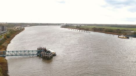 Estación-De-Atraque-En-El-Río-Escalda-En-Amberes,-Bélgica-En-Un-Día-Nublado-Y-Cambiante