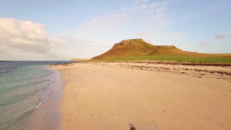 Imágenes-Aéreas-De-La-Isla-De-Skye-Montañas,-Playa-De-Coral-Ríos-Y-Formaciones-Geológicas-Clip-18---Drone