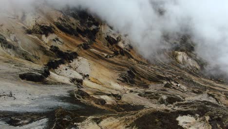 vapor y humo se eleva desde un volcán en los andes, sudamérica