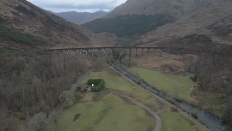 el histórico viaducto de glenfinnan en escocia con un paisaje exuberante, vista aérea