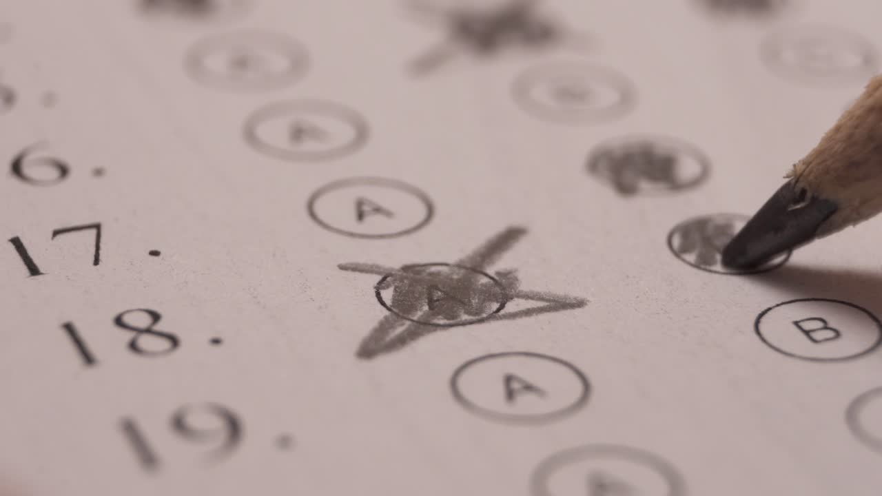 시험관은 문자 a를 교차시킨 다음 문자 b를 채워 답을 변경합니다.