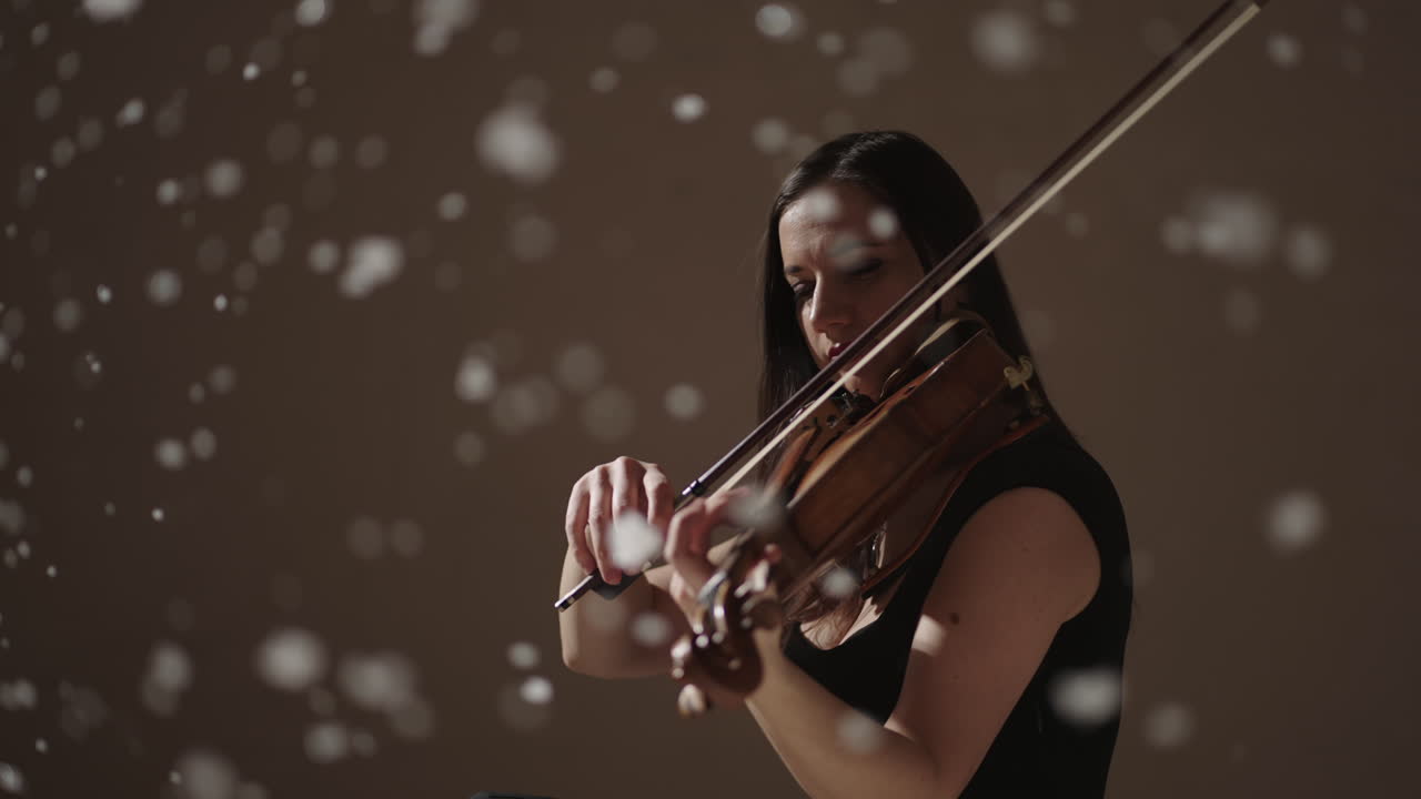 mujer tocando el violín en el estudio