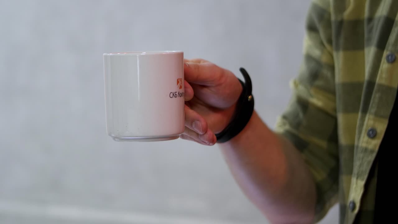 커피 나 차 한 잔 을 건네주는 것