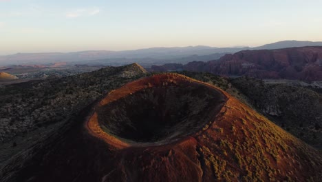 vista aérea de drones jib de un volcán inactivo en st