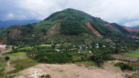 escena rural, montaña con áreas de deforestación, vietnam