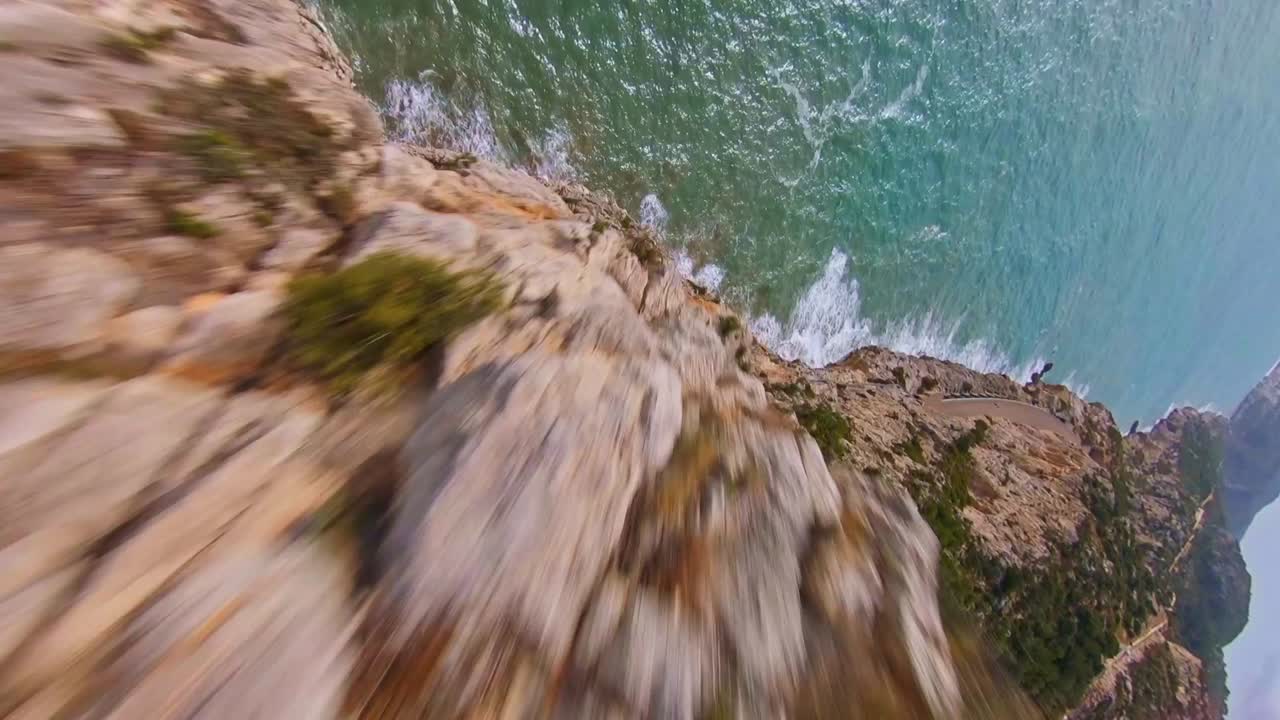espectacular antena fpv acelerando hacia abajo y a lo largo de los acantilados de garraf, españa en la costa mediterránea